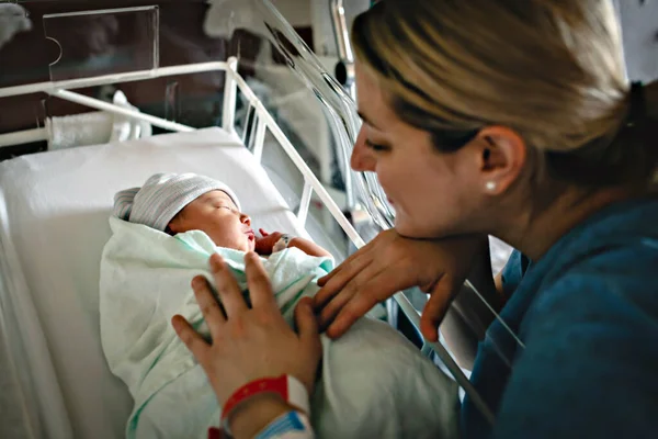 Anne, yeni doğmuş bebeğiyle birlikte doğumdan bir gün sonra hastanede. — Stok fotoğraf