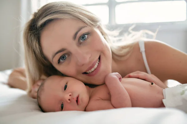 Une femme avec un nouveau-né au lit — Photo
