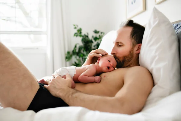 Un père avec un nouveau-né au lit — Photo