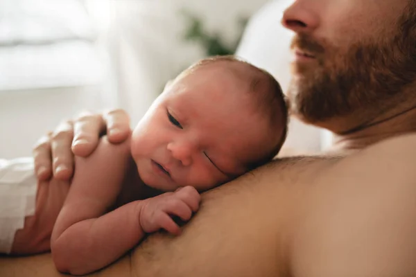 Отец с новорожденным ребенком в постели — стоковое фото