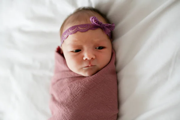 Linda niña recién nacida en la cama blanca — Foto de Stock