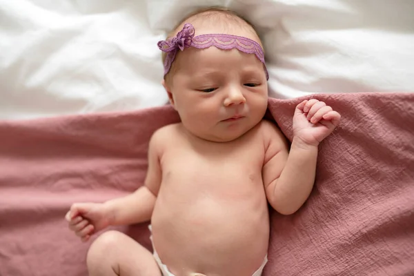 Bébé fille nouveau-né mignon sur le lit blanc — Photo