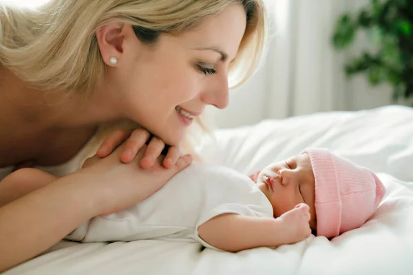 Женщина с новорожденным ребенком в постели — стоковое фото