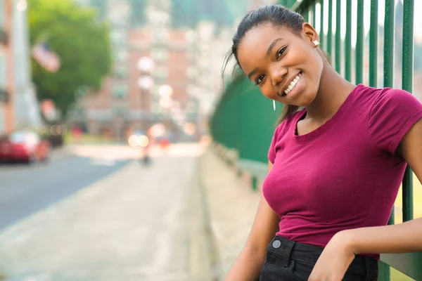 Utomhus porträtt av en ung svart afroamerikan — Stockfoto
