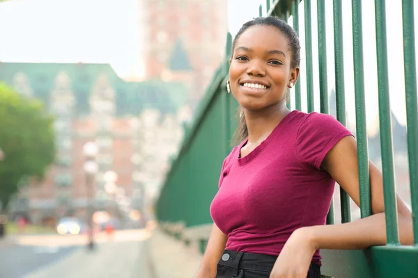 Utomhus porträtt av en ung svart afroamerikan — Stockfoto