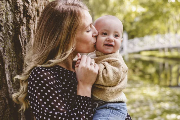 Mother and baby having fun in the forest — Stock Photo, Image