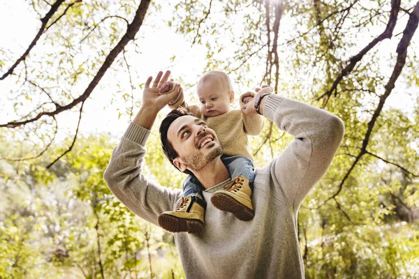 Père et bébé dans est épaule avoir du plaisir dans la forêt — Photo
