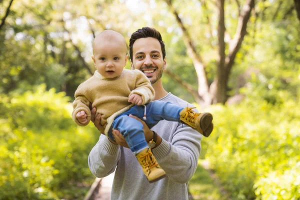 Отец и ребенок веселятся в лесу — стоковое фото