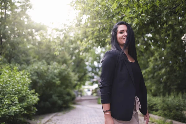 Portrait d'une femme en été ou au printemps ensoleillé à l'extérieur — Photo