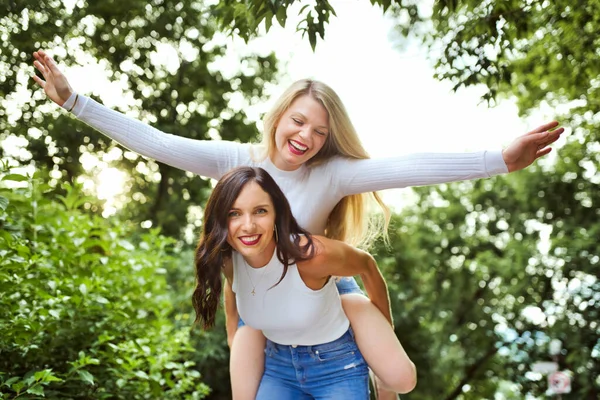 Duas meninas bonitas felizes se divertindo ao ar livre — Fotografia de Stock