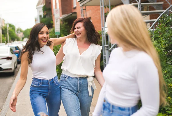 Grupo de meninas amigos se divertindo juntos — Fotografia de Stock