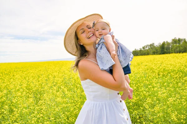 Glücklicher Vater mit kleiner Tochter verbringt Zeit zusammen auf sonnigem Feld — Stockfoto