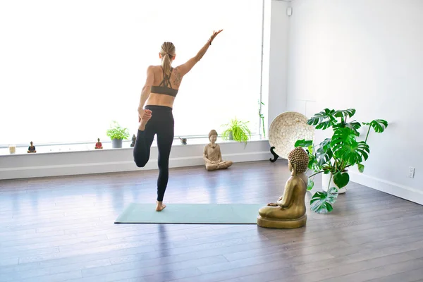Bom professor de ioga mulher em um estúdio dentro de casa — Fotografia de Stock