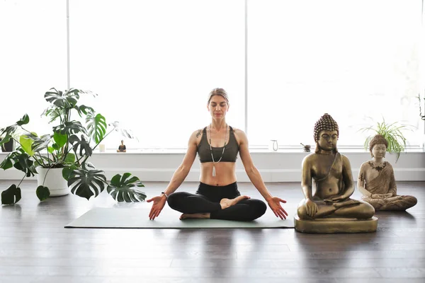Bom professor de ioga mulher em um estúdio dentro de casa — Fotografia de Stock