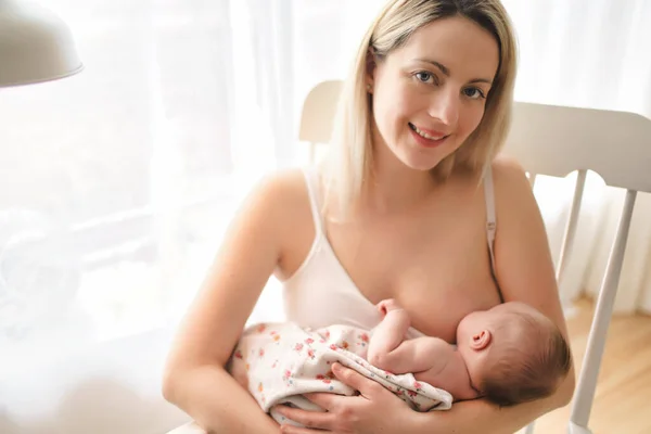 Mãe e recém-nascido menina amamentando bebê — Fotografia de Stock