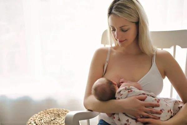 Mamma och nyfödd flicka ammar barn — Stockfoto