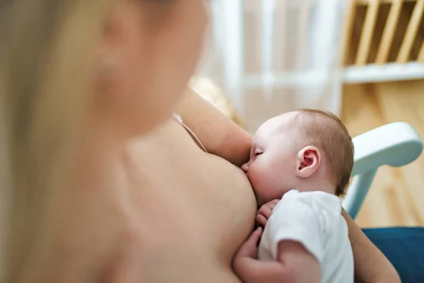 Mãe e recém-nascido menina amamentando bebê — Fotografia de Stock