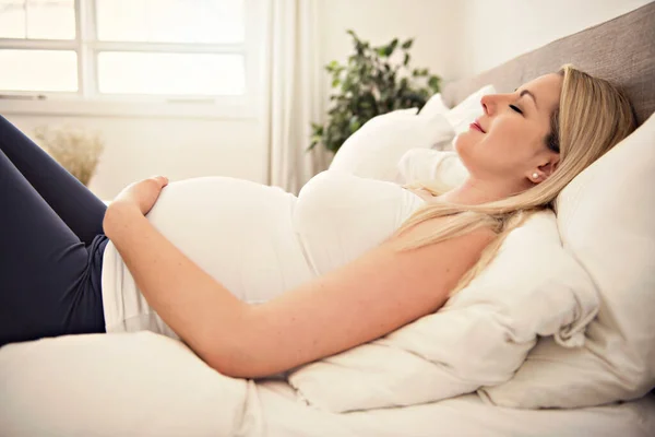 3.孕妇在床上躺着休息 — 图库照片