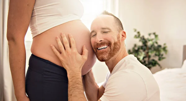 Mari sur la chambre de bébé à la maison avec ventre de femme enceinte — Photo