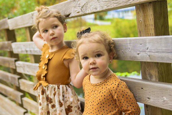 Deux petites sœurs un jour d'automne se rapprochent — Photo