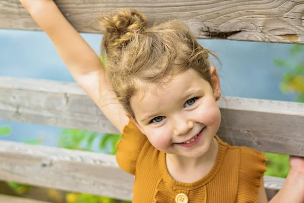 Mignon enfant fille dans le parc d'automne le matin — Photo