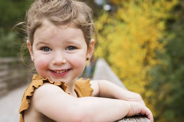 Słodkie dziecko dziewczyna w jesiennym parku rano — Zdjęcie stockowe