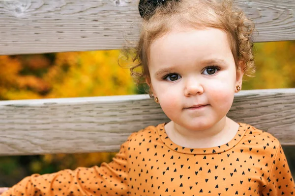 Mignon enfant fille dans le parc d'automne le matin — Photo