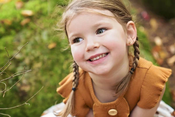 Roztomilé a módní dítě dívka v podzimním parku — Stock fotografie