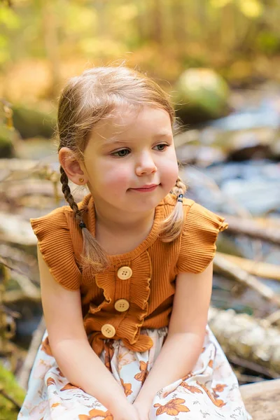 Menina bonito e moda criança no parque de outono — Fotografia de Stock