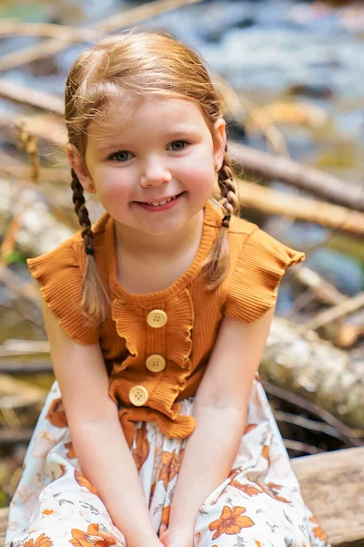 Mignon et de la mode enfant fille dans le parc d'automne — Photo