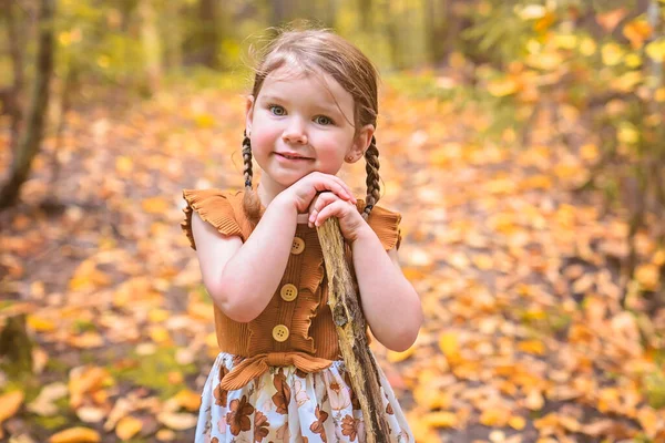 Ragazza carina e alla moda bambino nel parco autunnale — Foto Stock