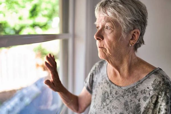 Une femme âgée inquiète à la maison abattage très mauvais — Photo