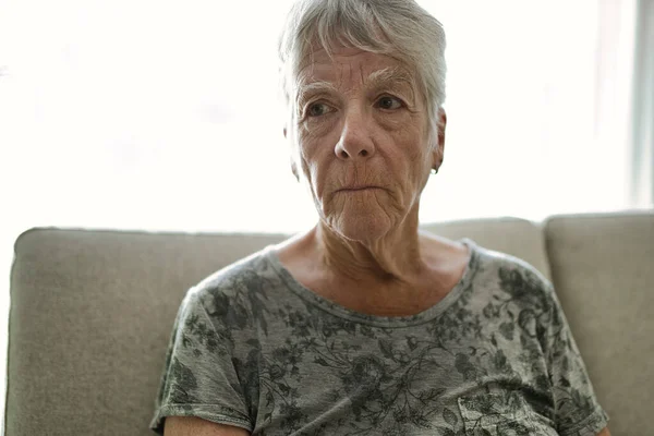 Portrait de femme âgée sur canapé souffrant de dépression — Photo