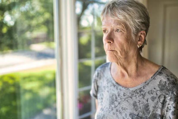 Une femme âgée inquiète à la maison abattage très mauvais — Photo