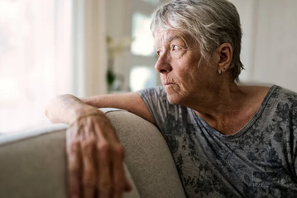 Portrait de femme âgée sur canapé souffrant de dépression — Photo