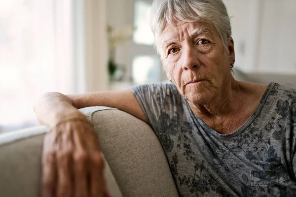 Portrait de femme âgée sur canapé souffrant de dépression — Photo