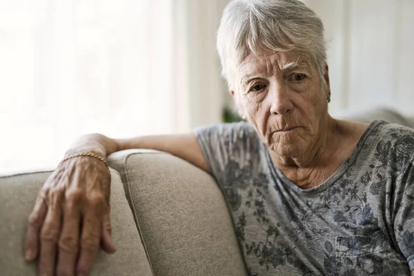 Porträtt av äldre kvinna på soffan lider av depression — Stockfoto