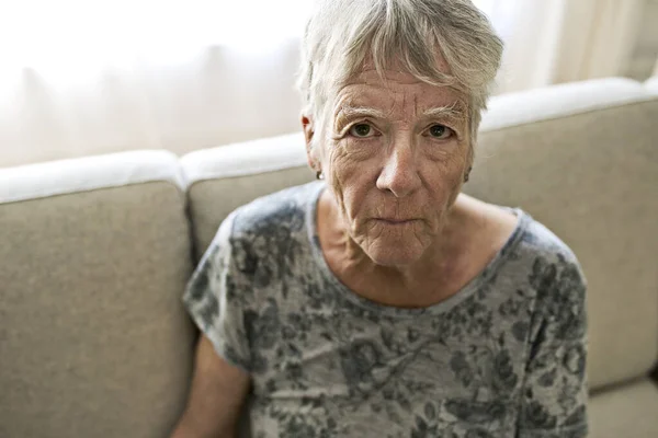 うつ病に苦しむソファの上のシニア女性の肖像 — ストック写真