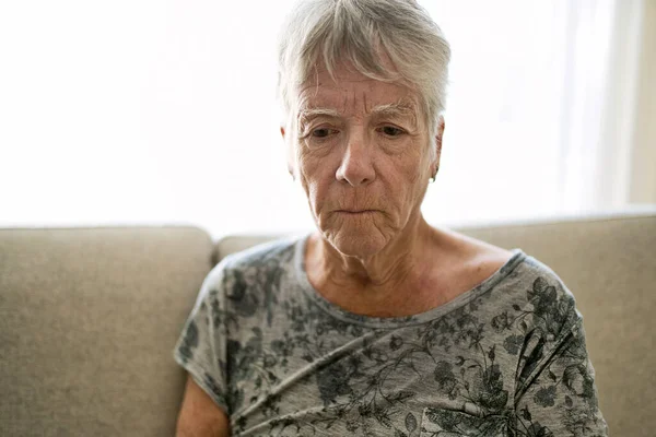 Porträtt av äldre kvinna på soffan lider av depression — Stockfoto