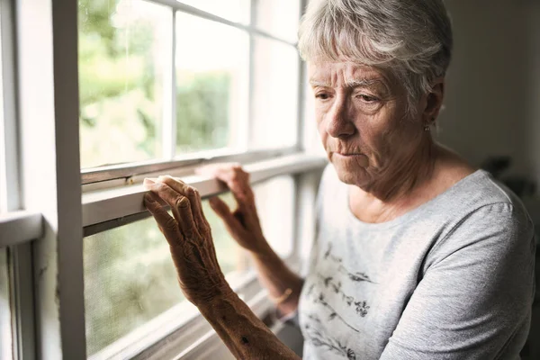 A worried senior woman at home felling very bad — Stock Photo, Image