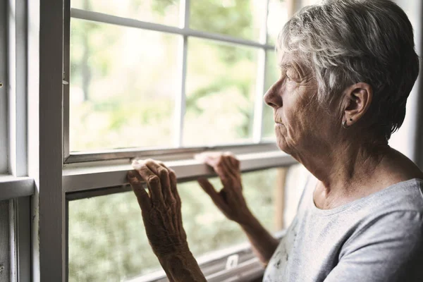 Starostlivá starší žena doma kácí velmi špatně — Stock fotografie