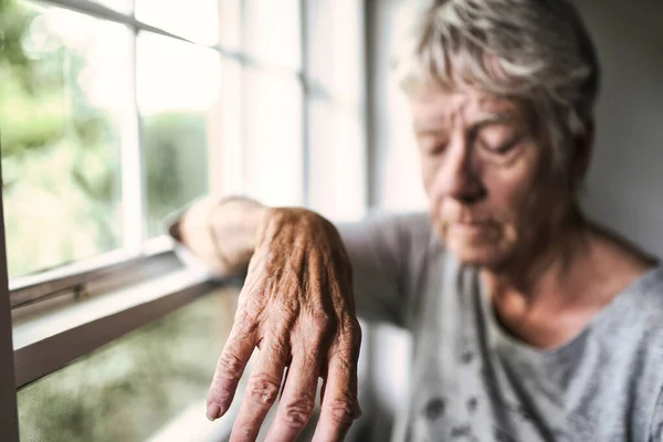 Рука фокус стурбованої старшої жінки вдома руйнування дуже погано — стокове фото