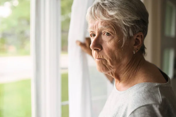 A worried senior woman at home felling very bad — Stock Photo, Image