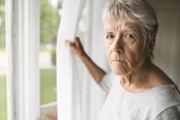 A worried senior woman at home felling very bad — Stock Photo, Image