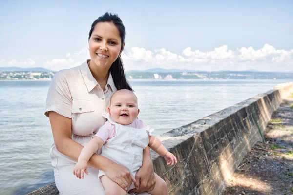 A mother with baby girl standing outdoors — Stock Photo, Image