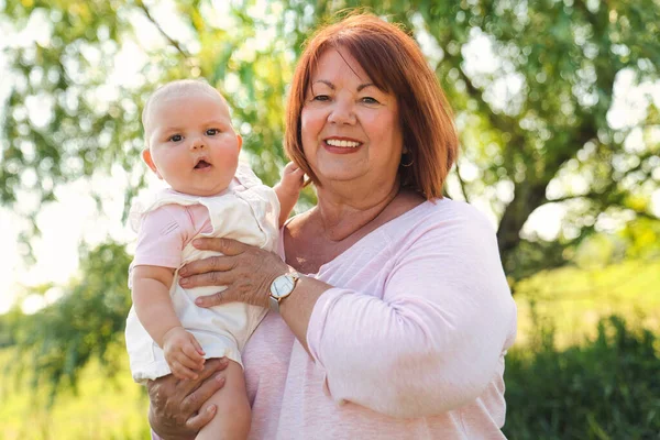 Großmutter verbringt tagsüber Zeit mit kleinem Mädchen — Stockfoto