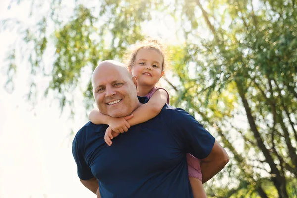Grandfather spending time with littledaughter during the day — Stock Photo, Image