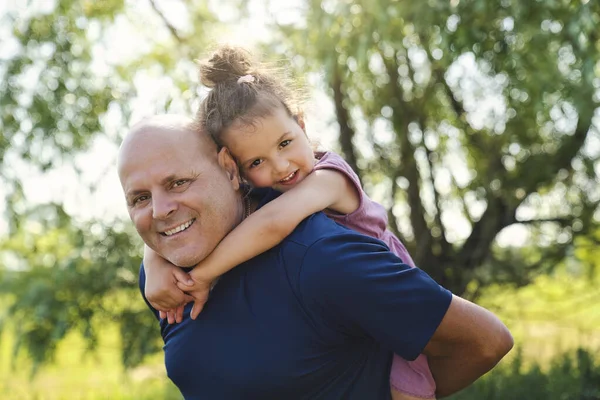 Grandfather spending time with littledaughter during the day — Stock Photo, Image