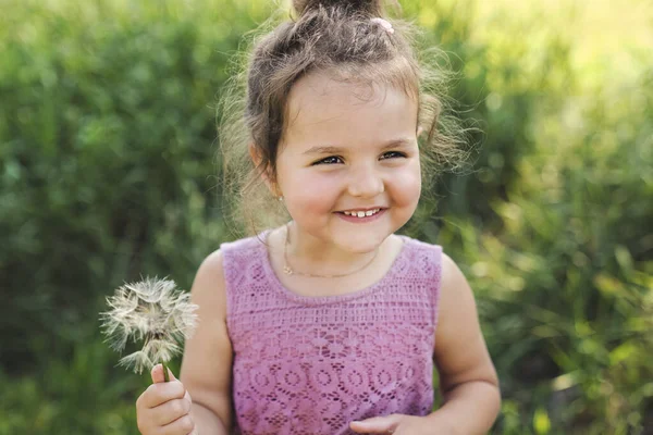 Retrato de três anos de idade menina na natureza em um dia ensolarado — Fotografia de Stock