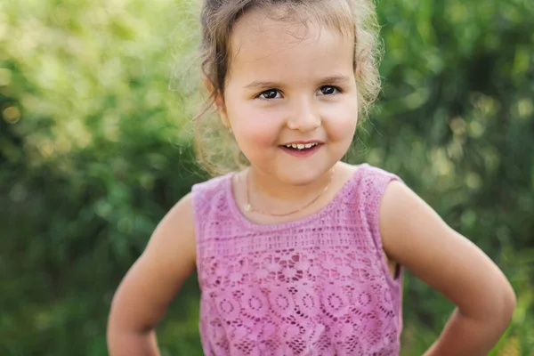 Πορτρέτο ενός τρίχρονου κοριτσιού στη φύση σε μια ηλιόλουστη μέρα — Φωτογραφία Αρχείου